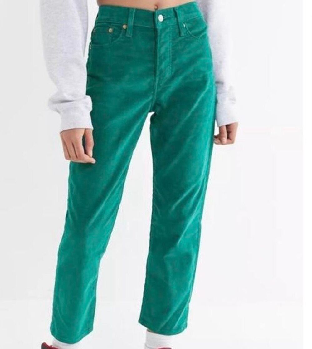 Levi’s wedgie straight green  corduroy crop pant size 28